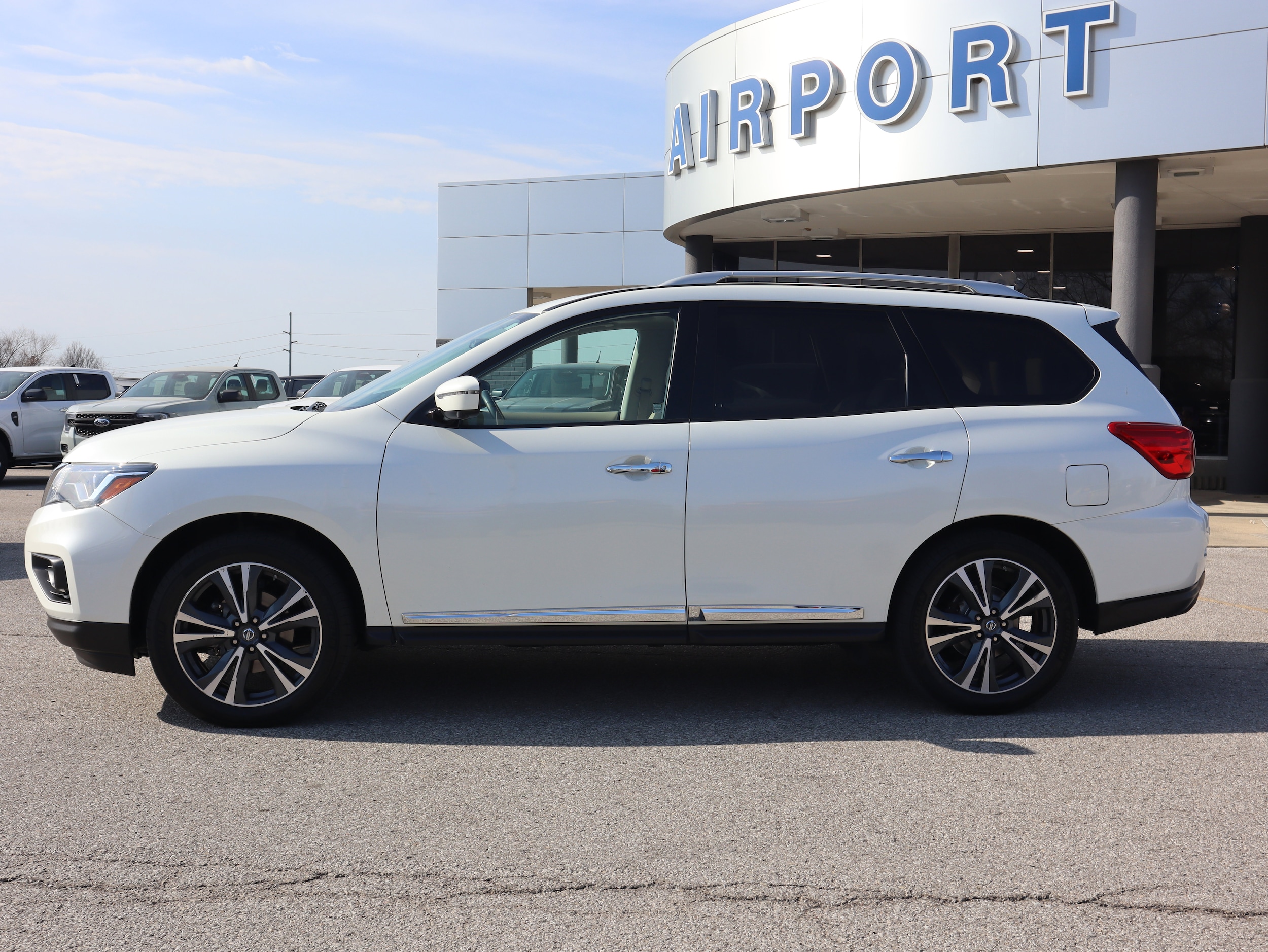 Used 2019 Nissan Pathfinder Platinum with VIN 5N1DR2MM4KC595741 for sale in Florence, KY