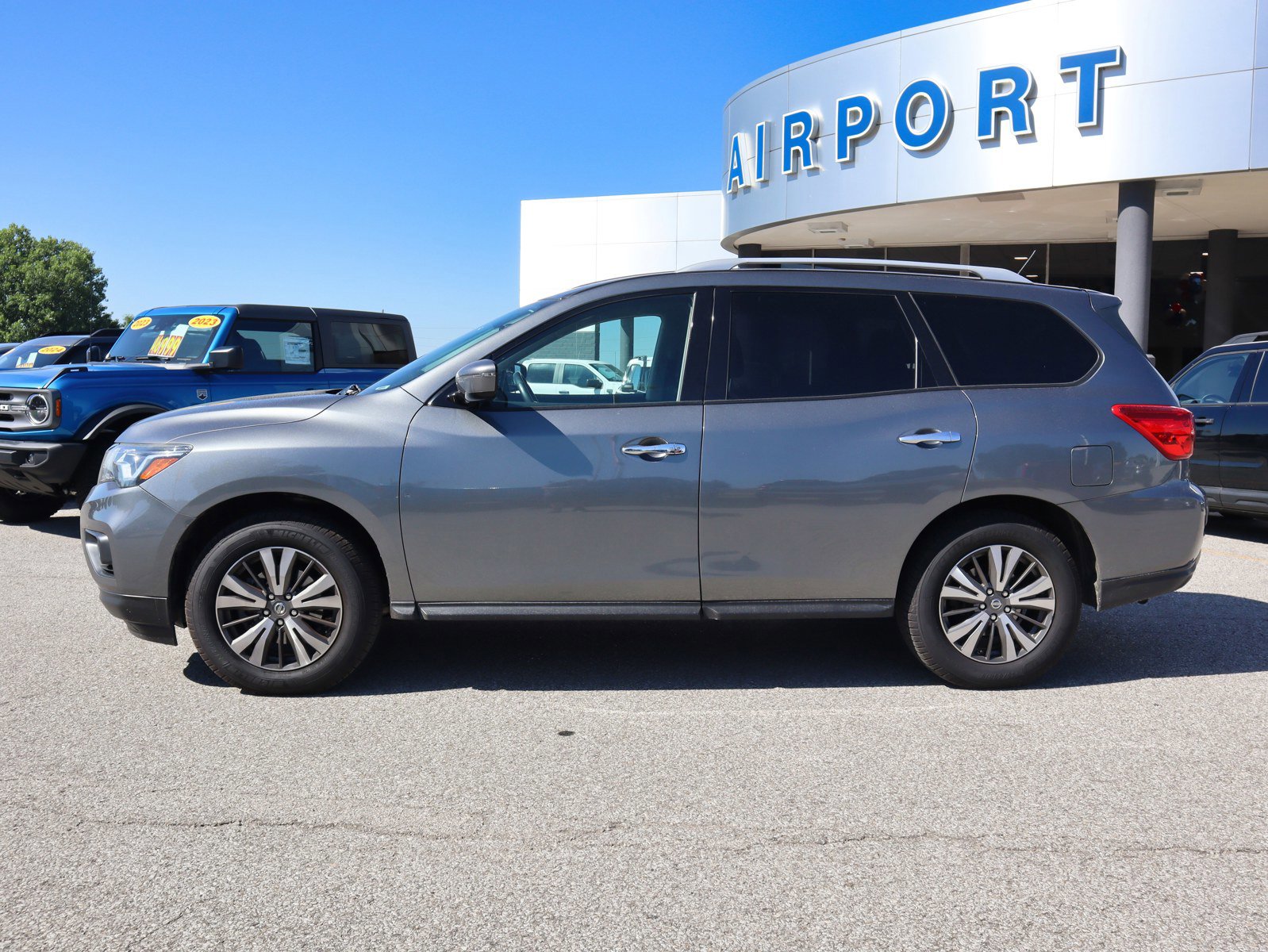 Used 2017 Nissan Pathfinder SV with VIN 5N1DR2MM4HC644199 for sale in Florence, KY