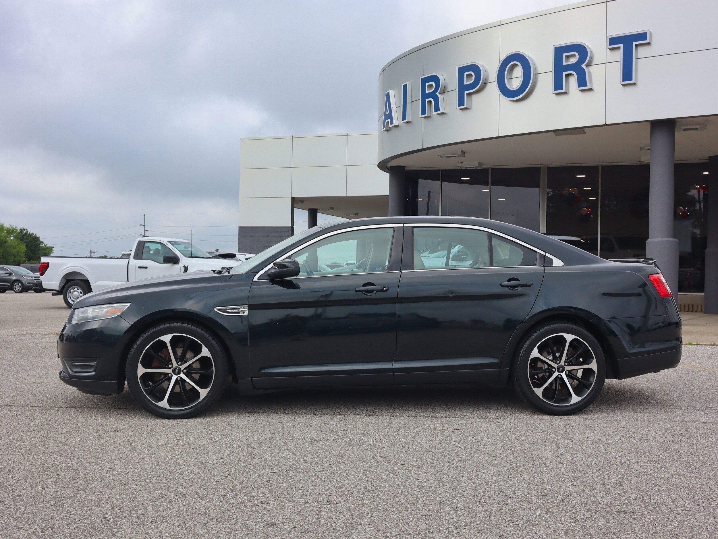Used 2014 Ford Taurus SEL with VIN 1FAHP2E89EG137113 for sale in Florence, KY