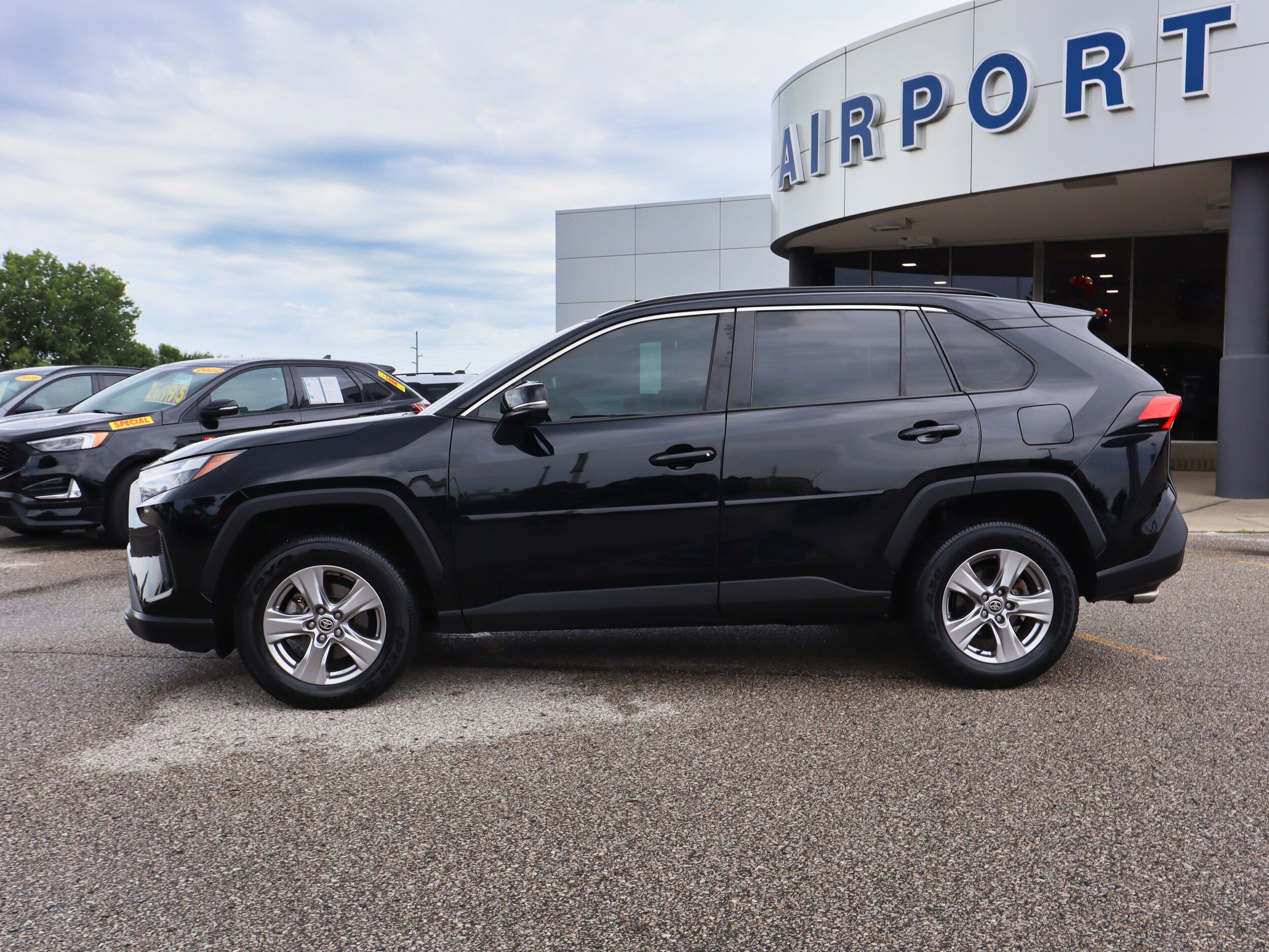 2023 Toyota RAV4 XLE photo 2
