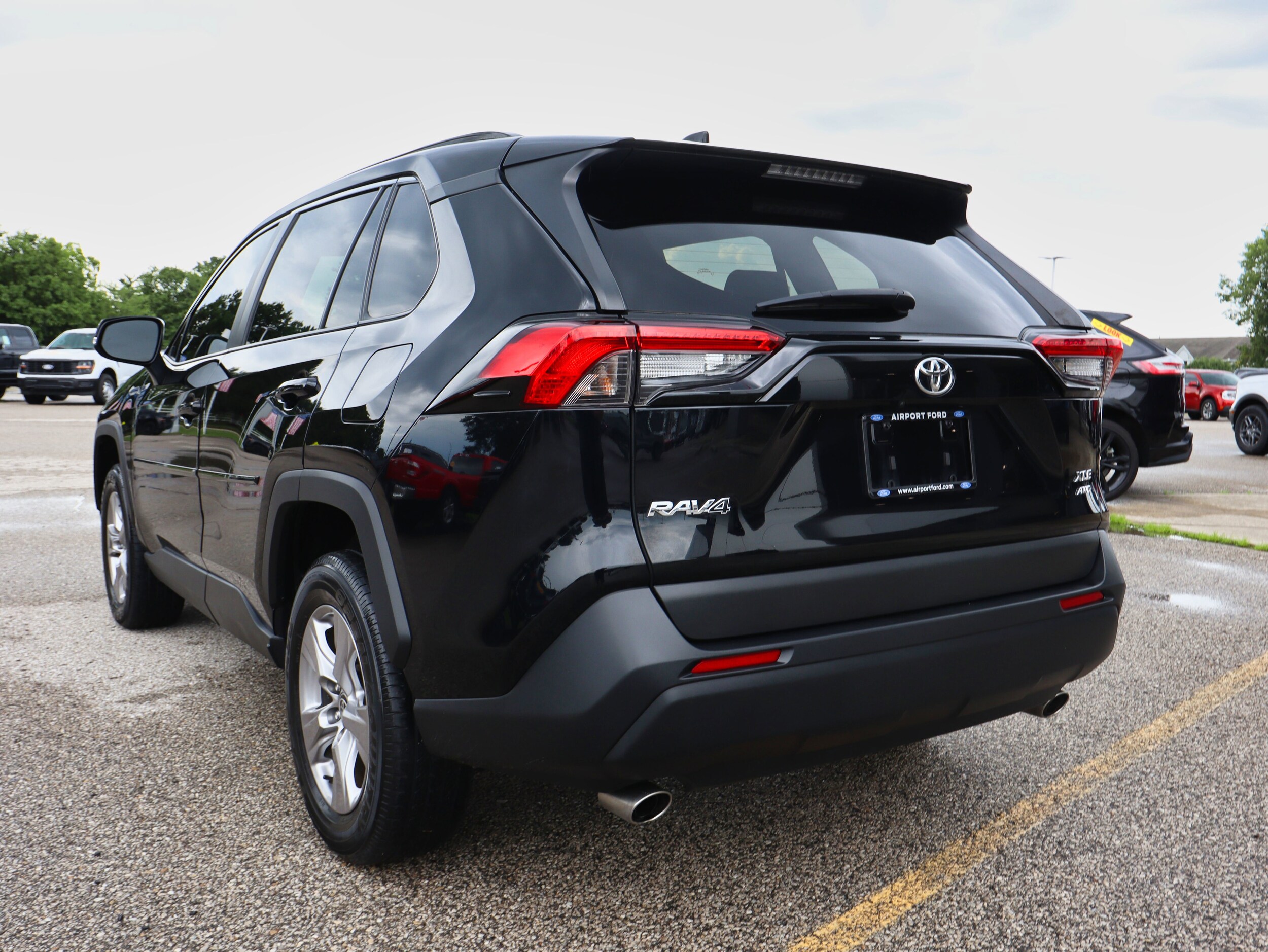 2023 Toyota RAV4 XLE photo 3