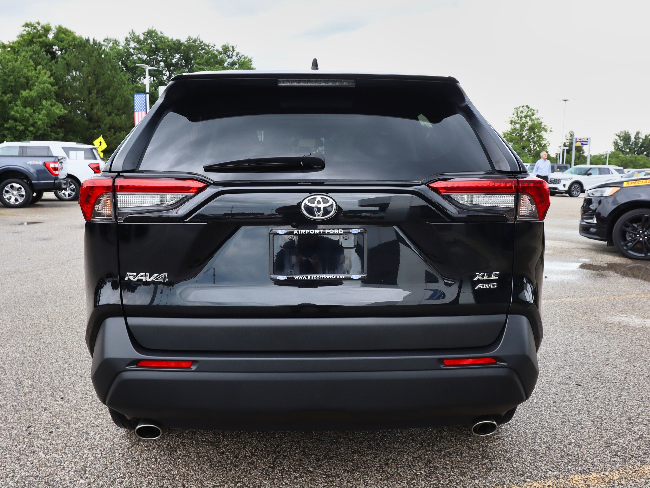 2023 Toyota RAV4 XLE photo 4