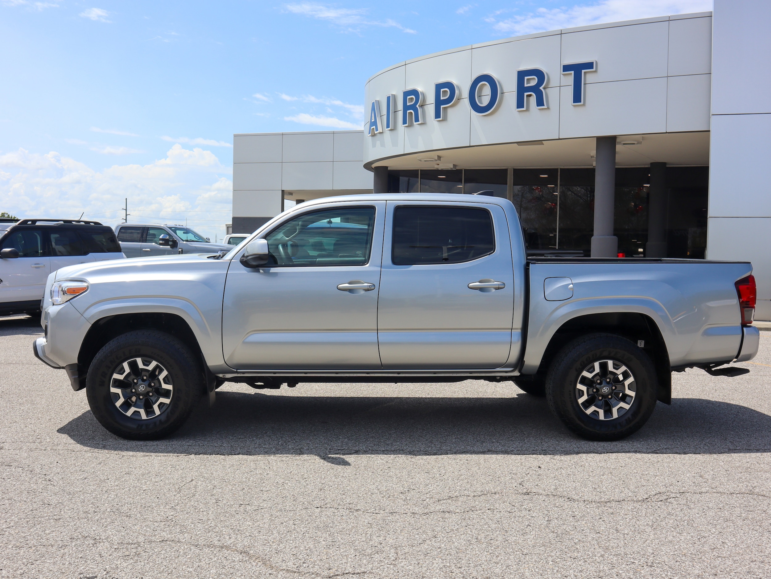 Used 2022 Toyota Tacoma SR with VIN 3TMCZ5AN6NM524154 for sale in Florence, KY