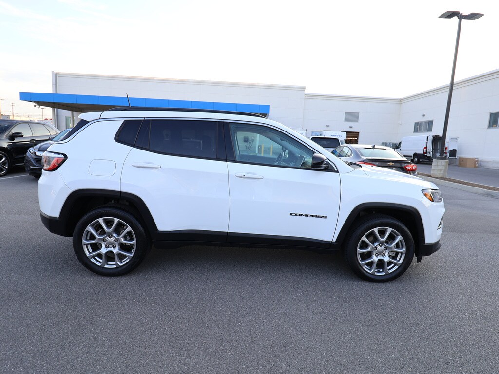 2022 Jeep Compass Latitude Lux photo 3