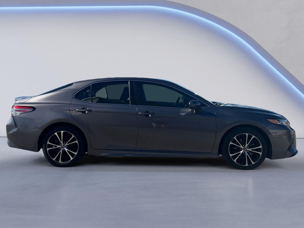Used 2018 Toyota Camry SE Sedan