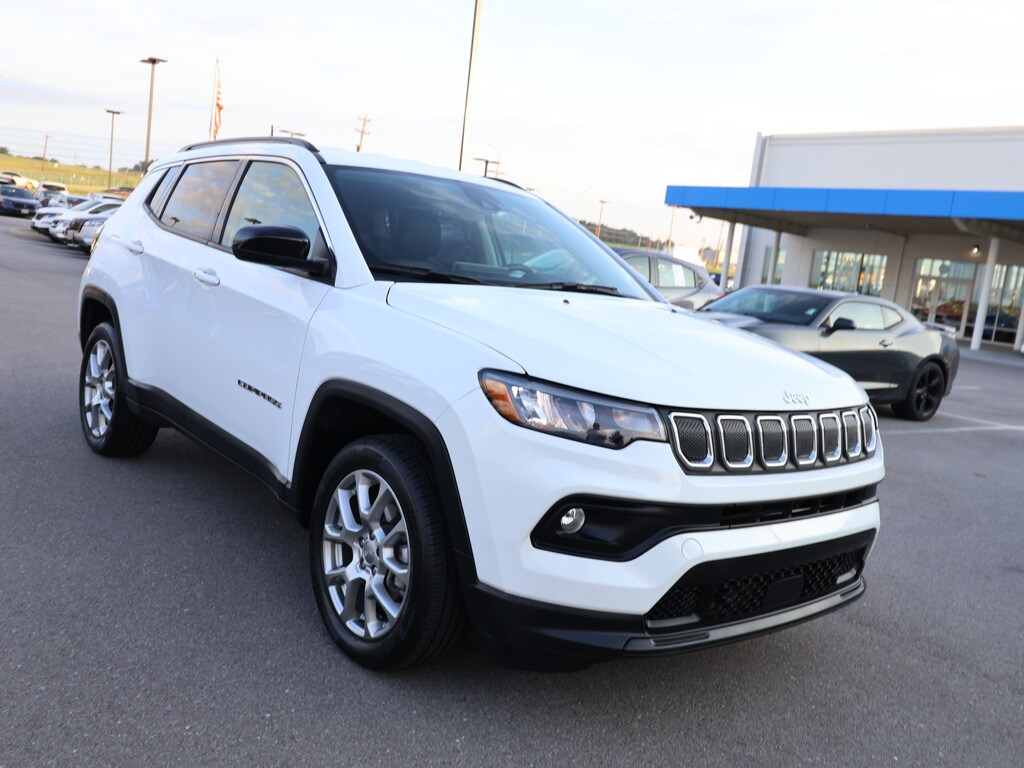 2022 Jeep Compass Latitude Lux photo 2
