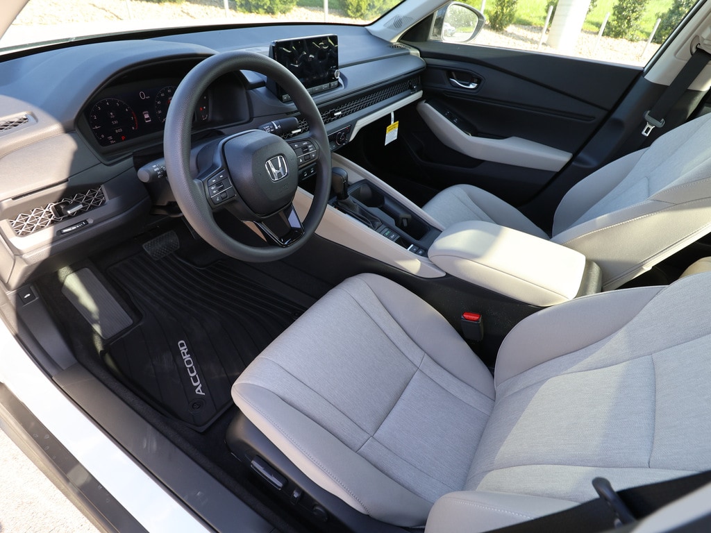 2025 Honda Accord SE - Photo 13