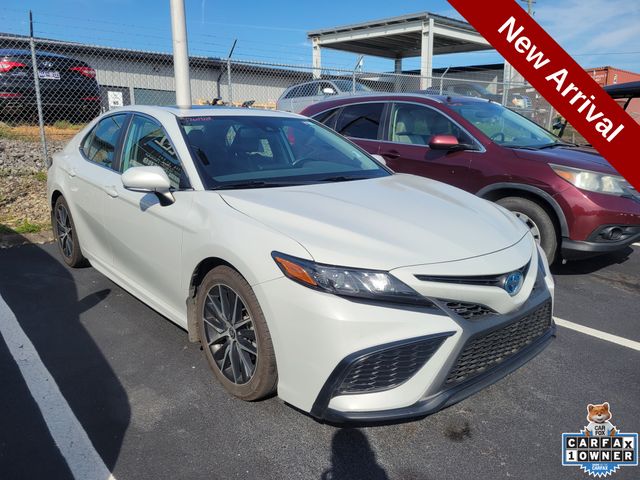 2022 Toyota Camry SE Hybrid's photo
