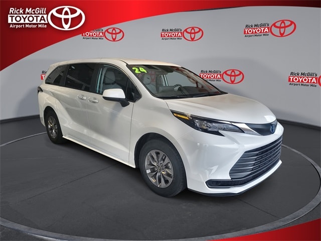 2024 Toyota Sienna LE's photo