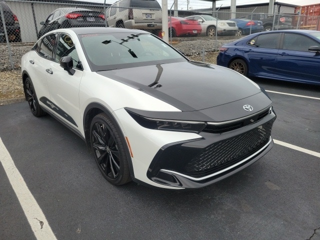 2025 Toyota Crown Platinum's photo