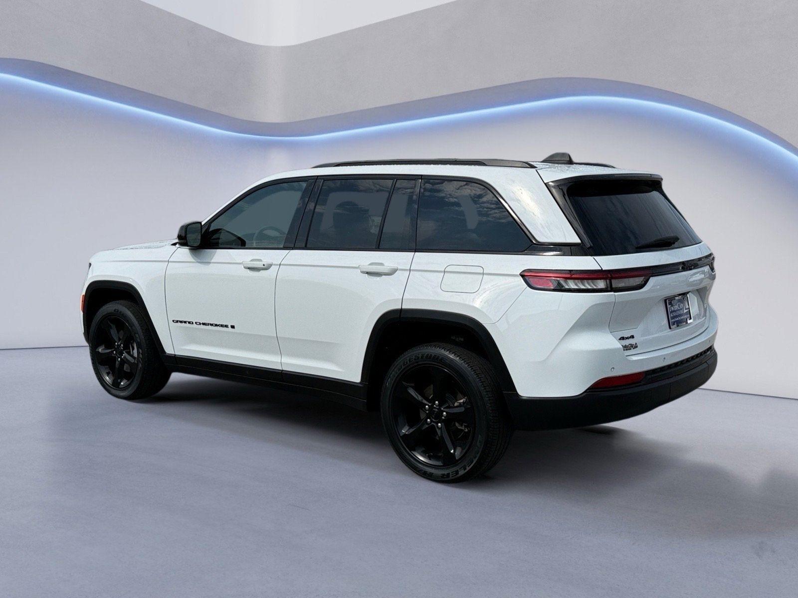 2023 Jeep Grand Cherokee Altitude photo 3