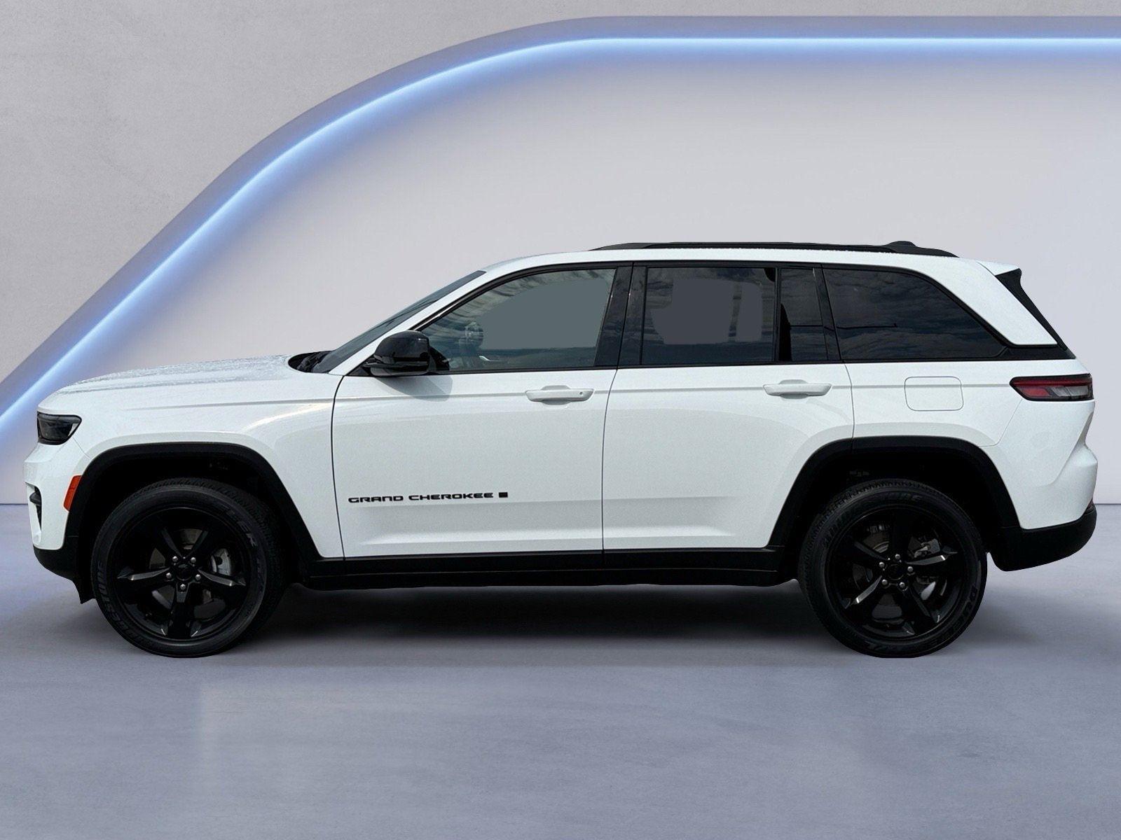 2023 Jeep Grand Cherokee Altitude photo 2