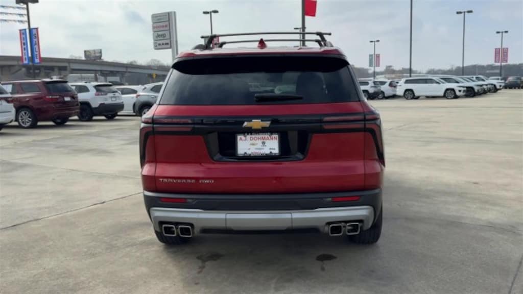 Used 2025 Chevrolet Traverse LT SUV