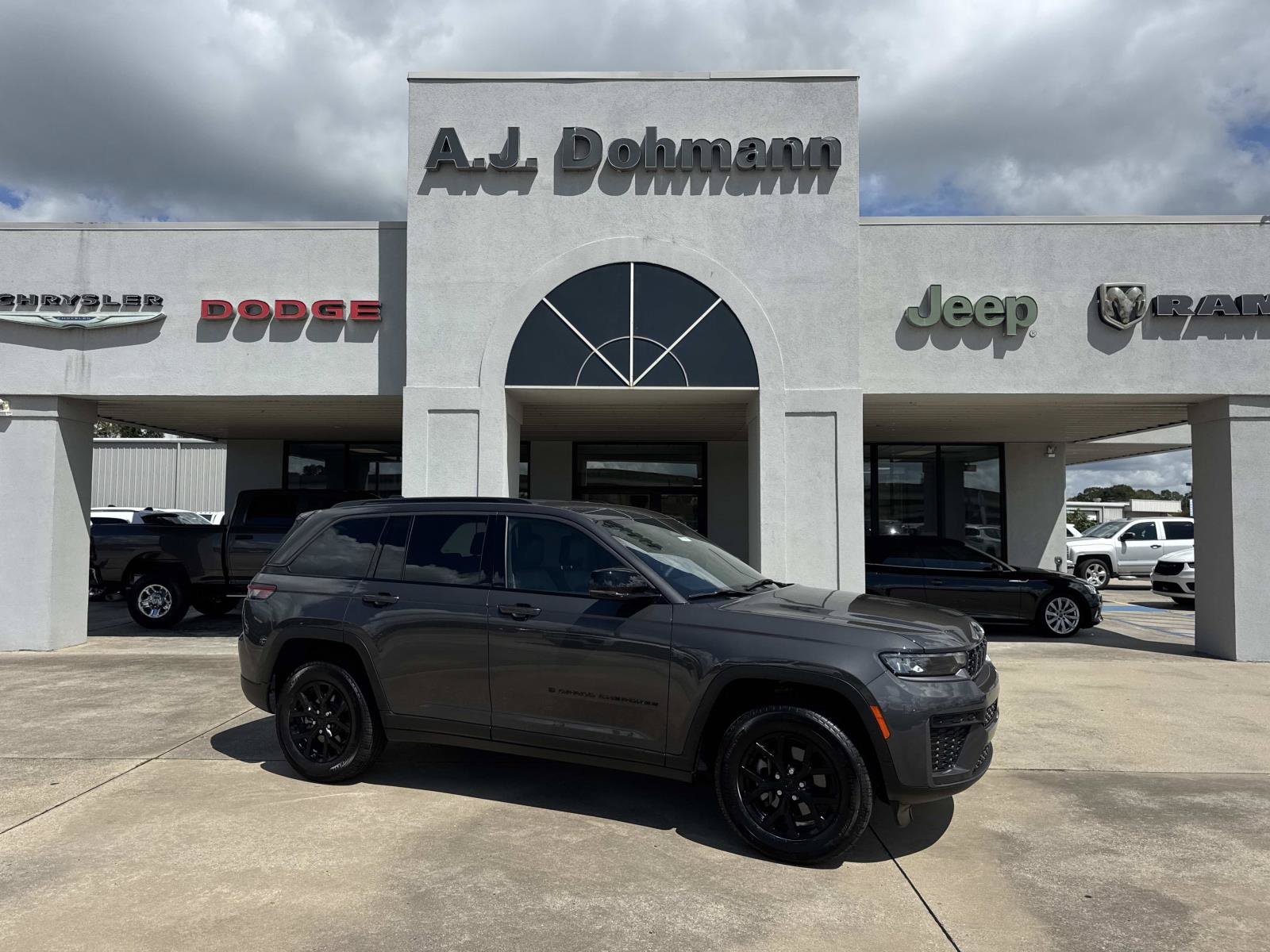 2026 Jeep Grand Cherokee Laredo Altitude