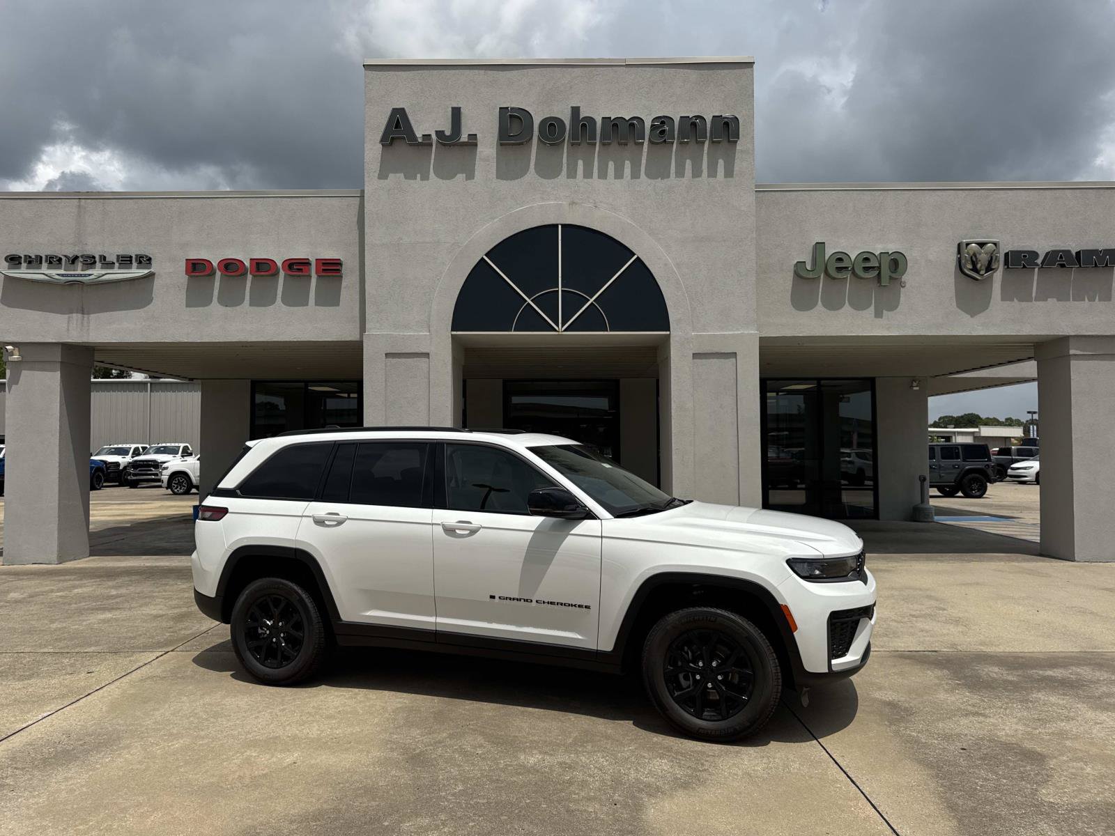 2026 Jeep Grand Cherokee LAREDO 4X2 Sport Utility