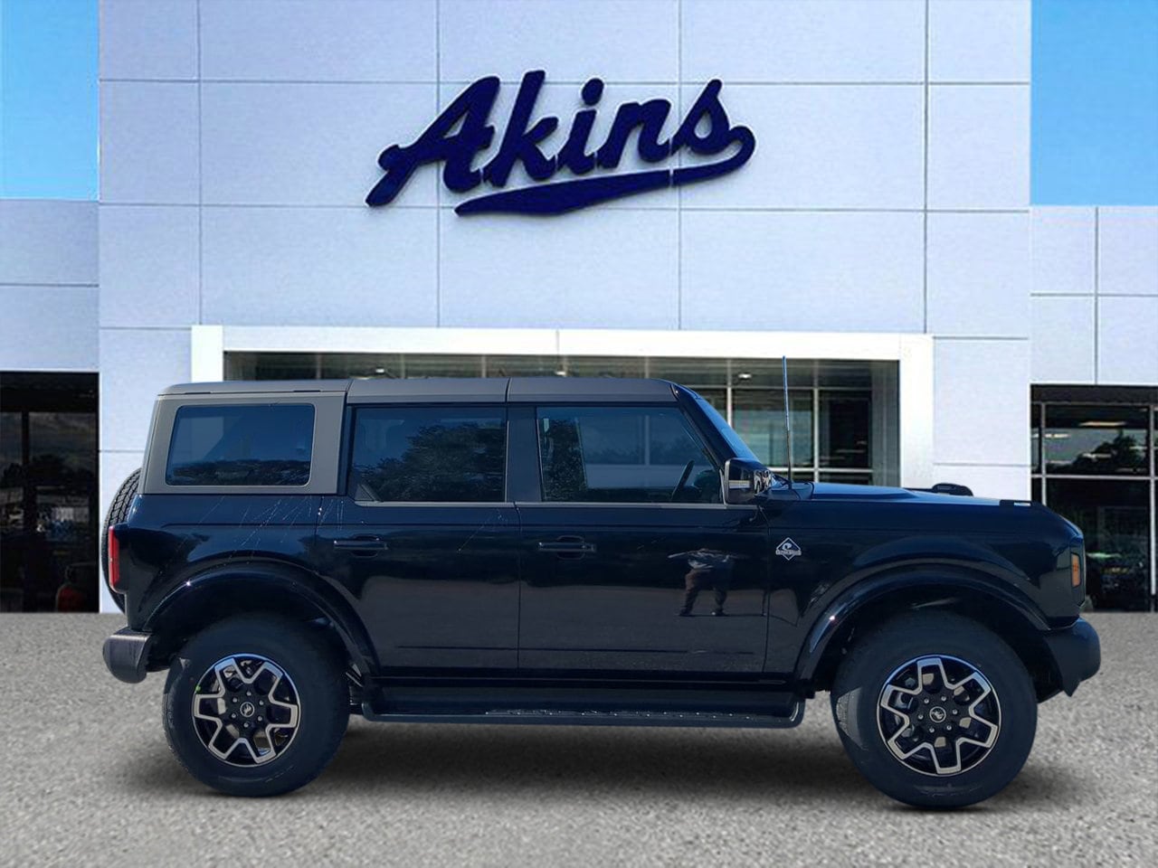 2025 Ford Bronco 4-Door Outer Banks's photo