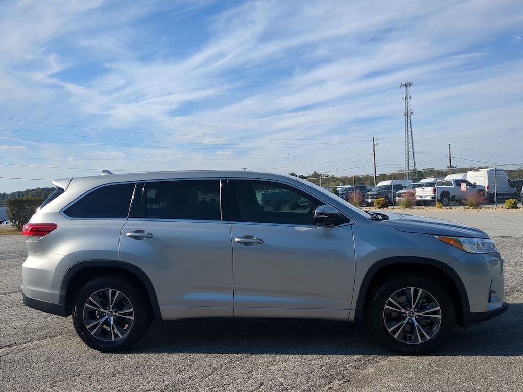 Used 2017 Toyota Highlander LE SUV