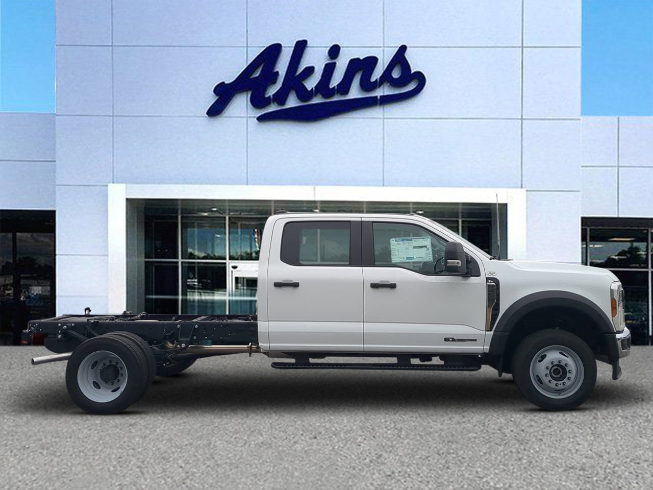 2025 Ford F-450 Super Duty Chassis Cab XL's photo