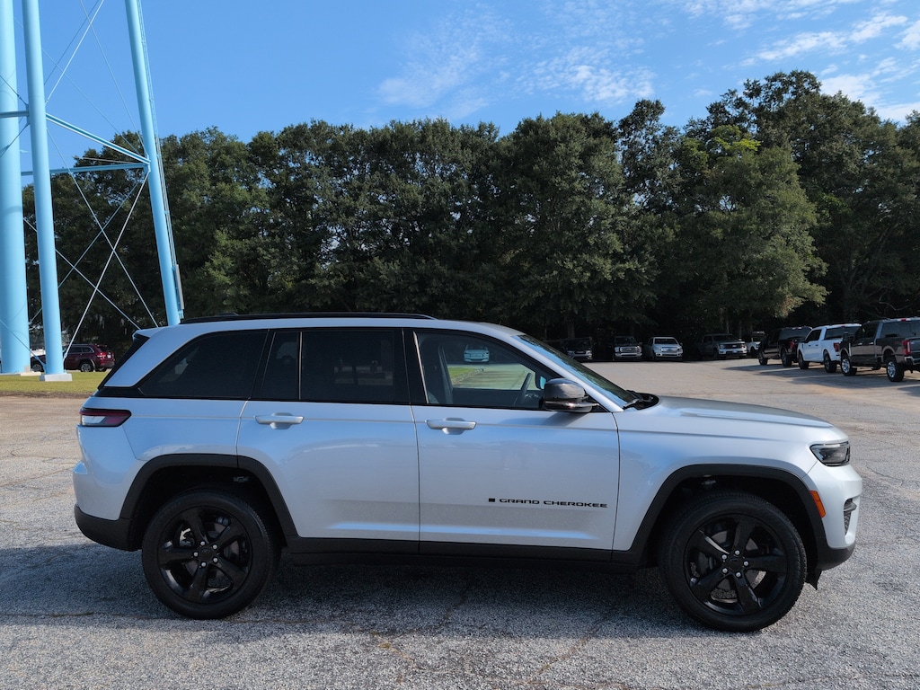 Used 2023 Jeep Grand Cherokee Laredo SUV