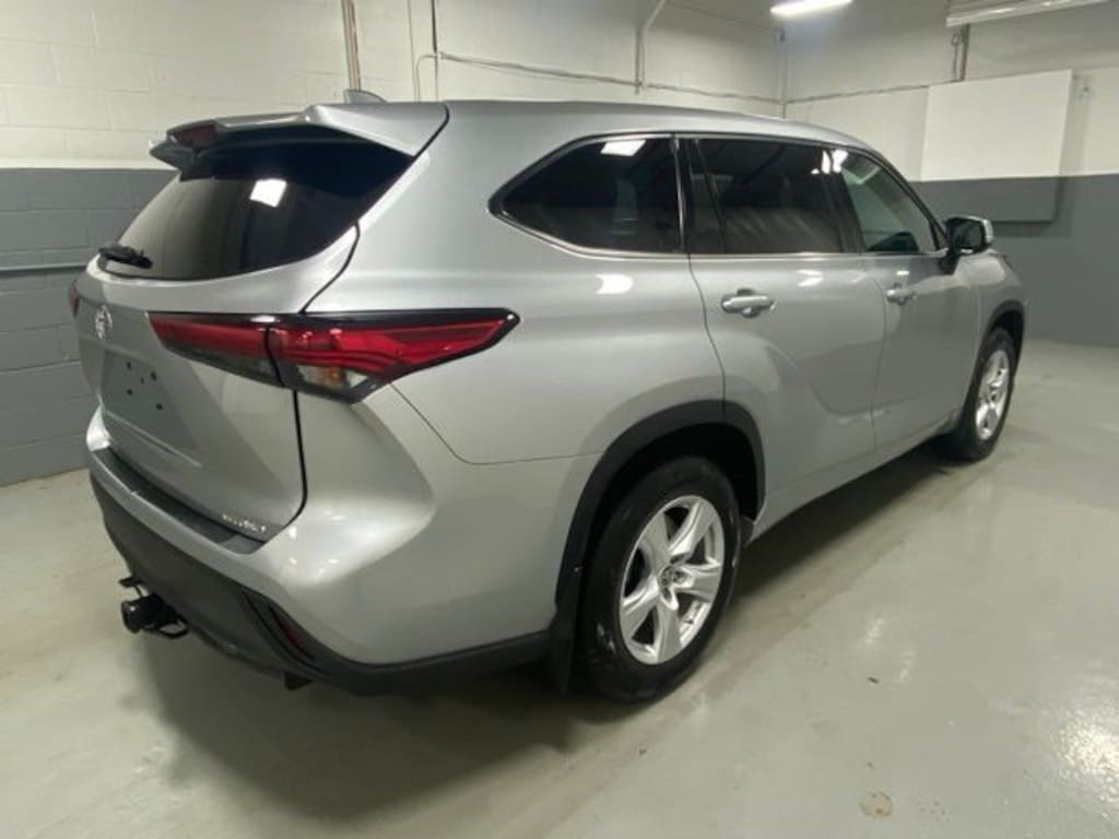 Used 2021 Toyota Highlander LE SUV