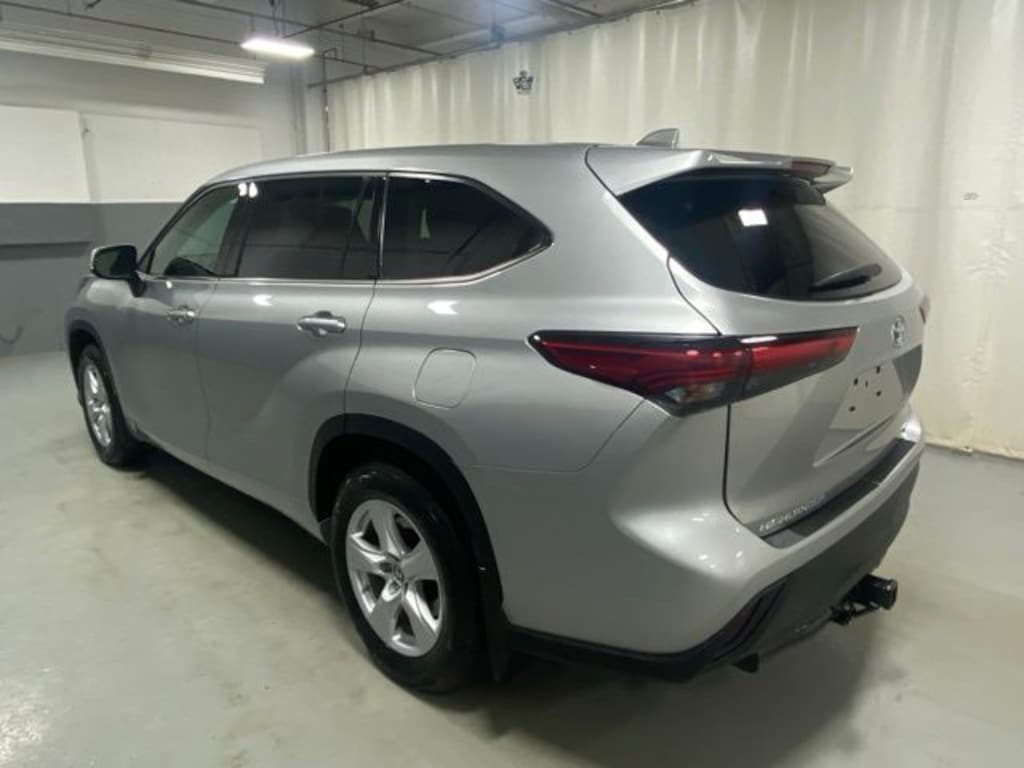 Used 2021 Toyota Highlander LE SUV