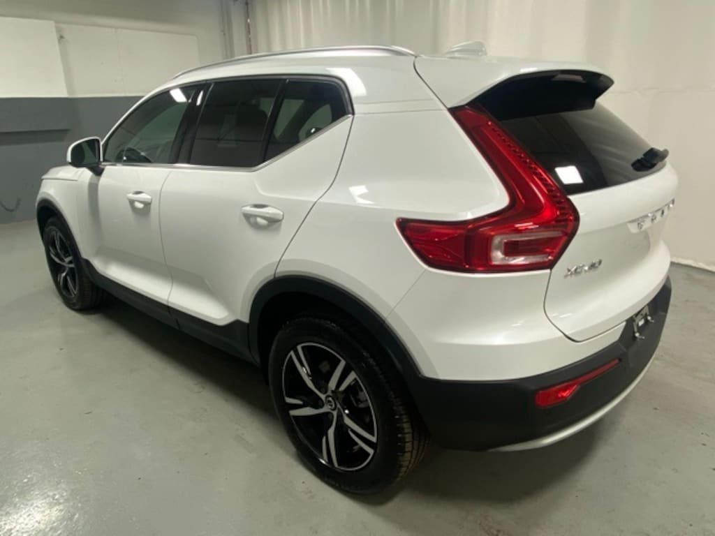 Used 2025 Volvo XC40 B5 Core SUV