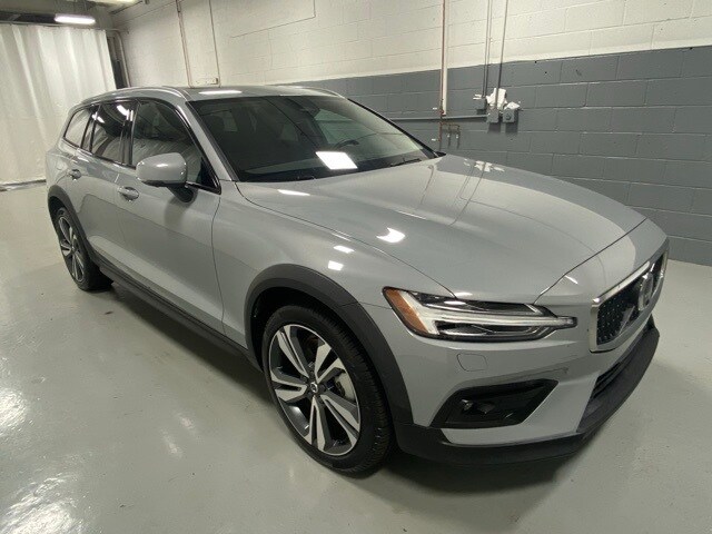 2025 Volvo V60 Cross Country B5 Plus photo 4