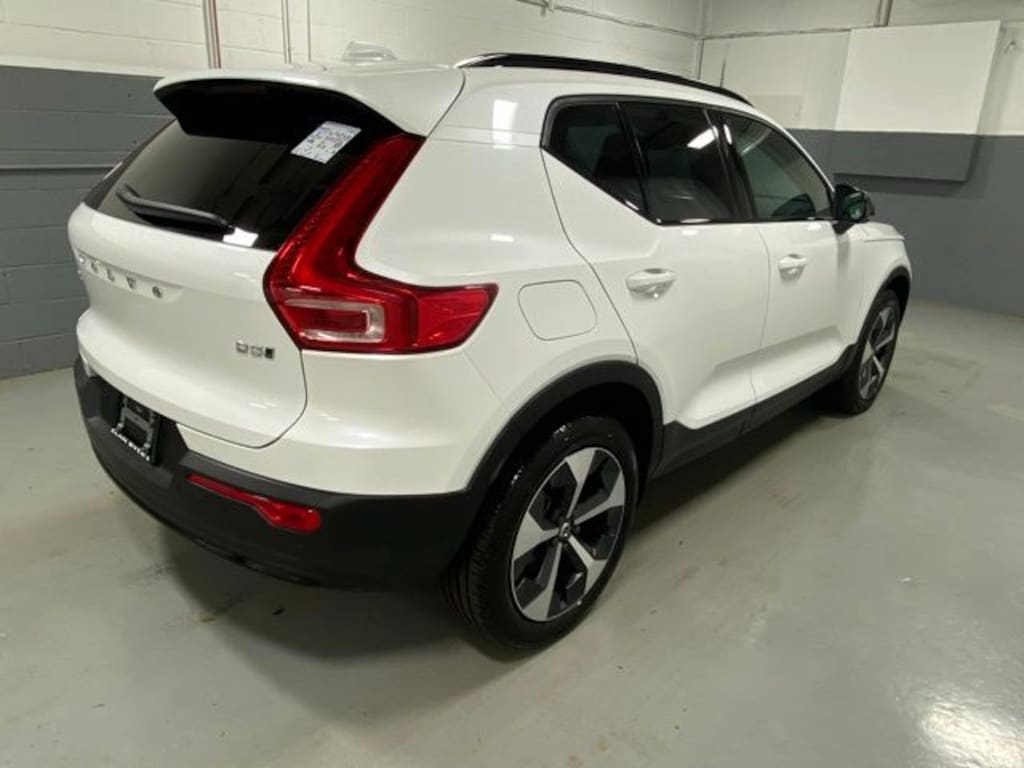 New 2025 Volvo XC40 B5 Plus Dark Theme SUV