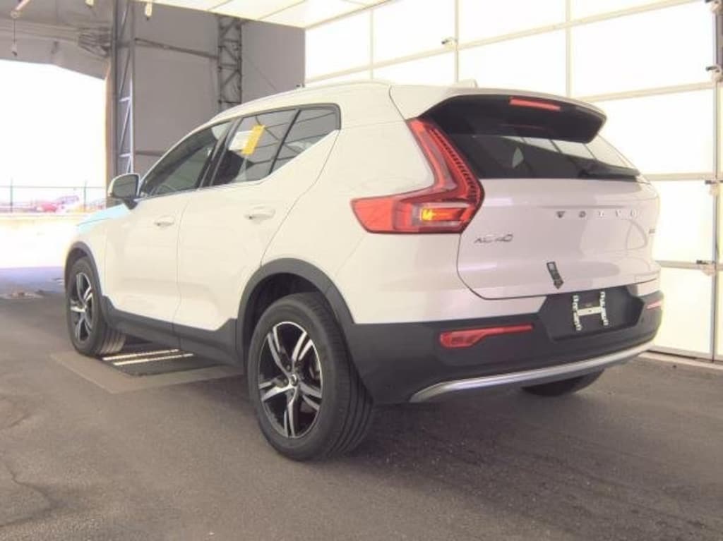 Used 2025 Volvo XC40 B5 Core SUV