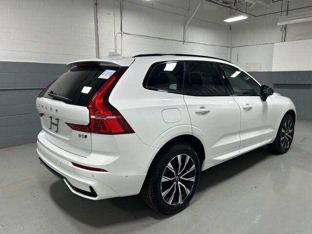 2025 Volvo XC60 Plus photo 3
