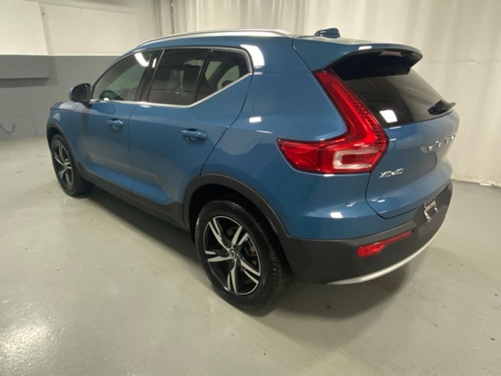 Certified 2025 Volvo XC40 B5 Core SUV