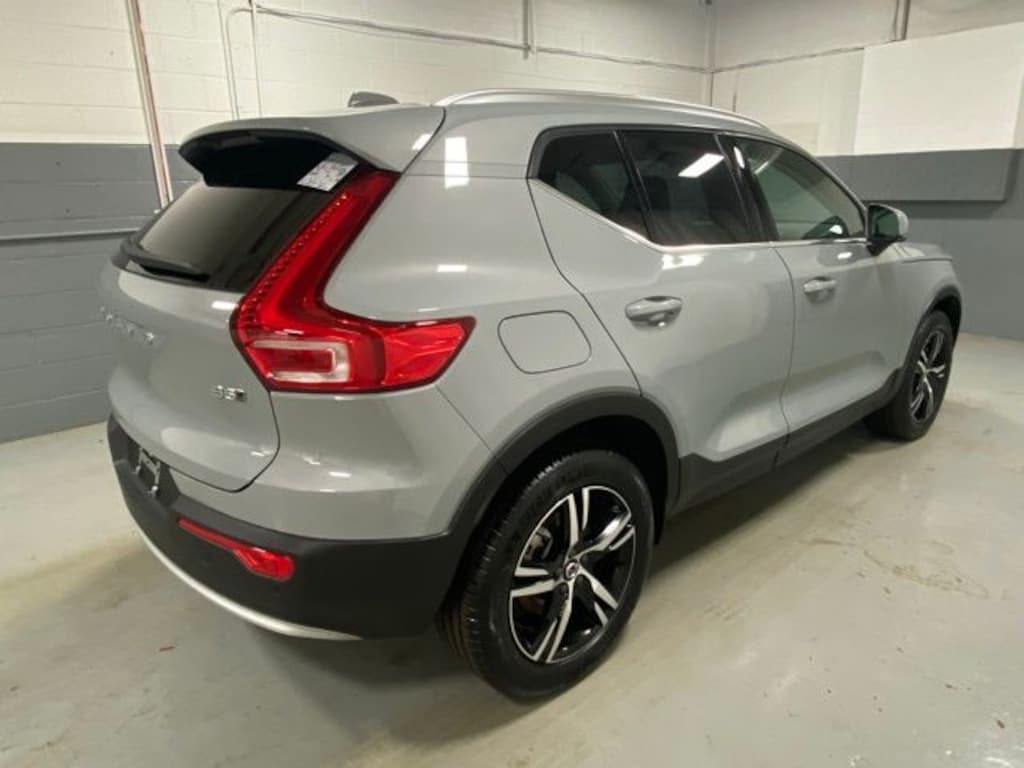 Used 2025 Volvo XC40 B5 Core SUV