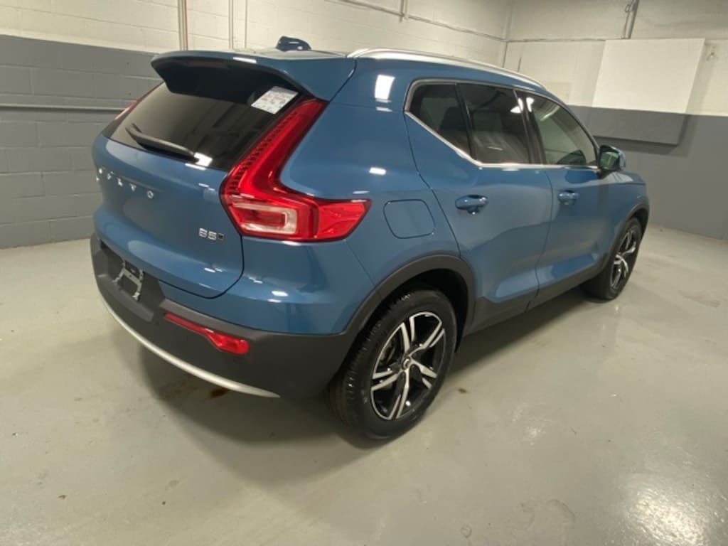 Certified 2025 Volvo XC40 B5 Core SUV