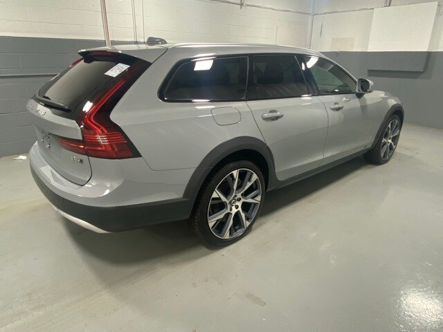 2025 Volvo V90 Cross Country B6 photo 3