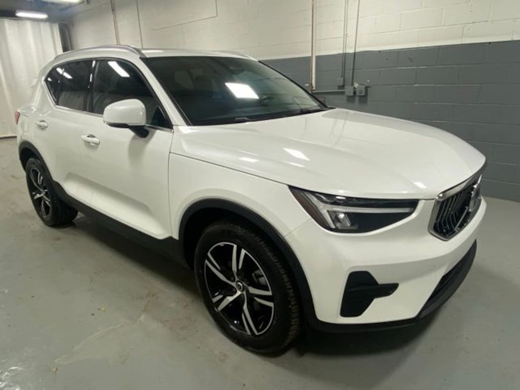 Used 2025 Volvo XC40 B5 Core SUV