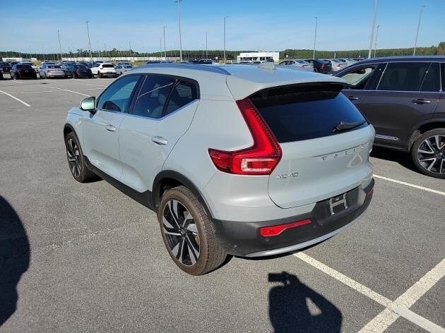 2025 Volvo XC40 Plus photo 2