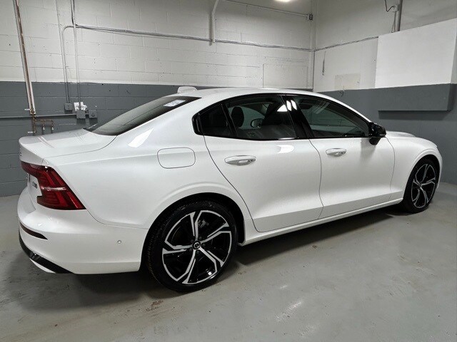 2024 Volvo S60 B5 Plus photo 3