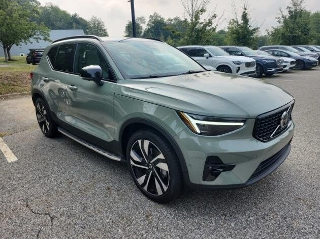 2025 Volvo XC40 photo 2