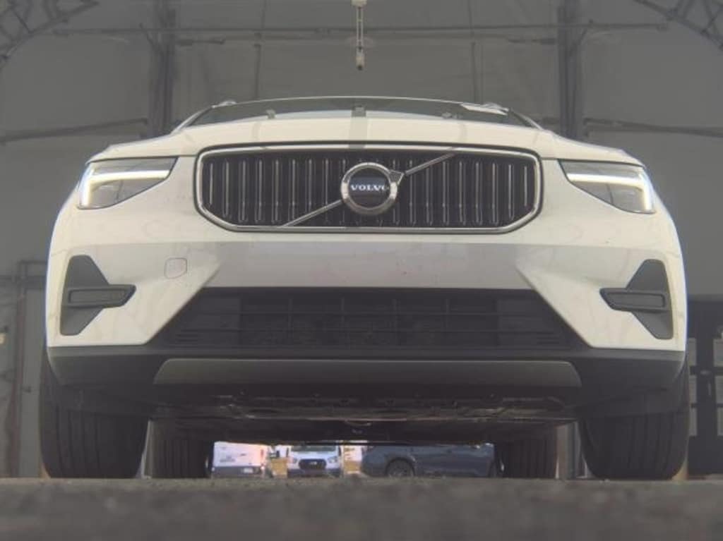 Used 2025 Volvo XC40 B5 Core SUV