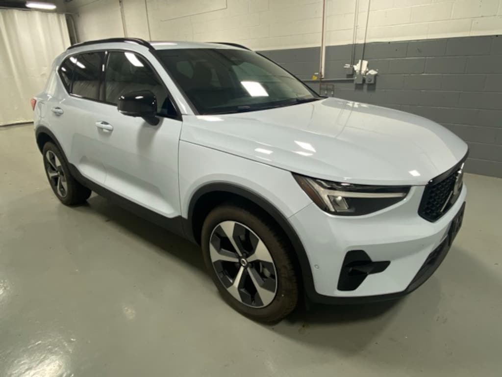 Certified 2025 Volvo XC40 B5 Plus Dark Theme SUV