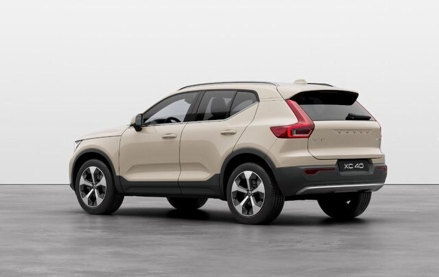 2025 Volvo XC40 Core photo 2
