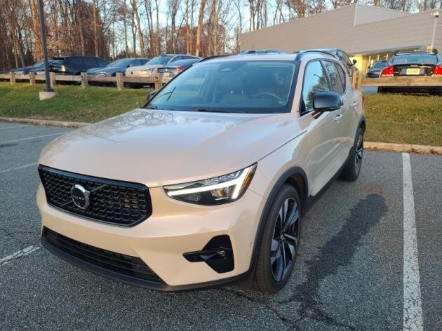 2025 Volvo XC40 photo 2