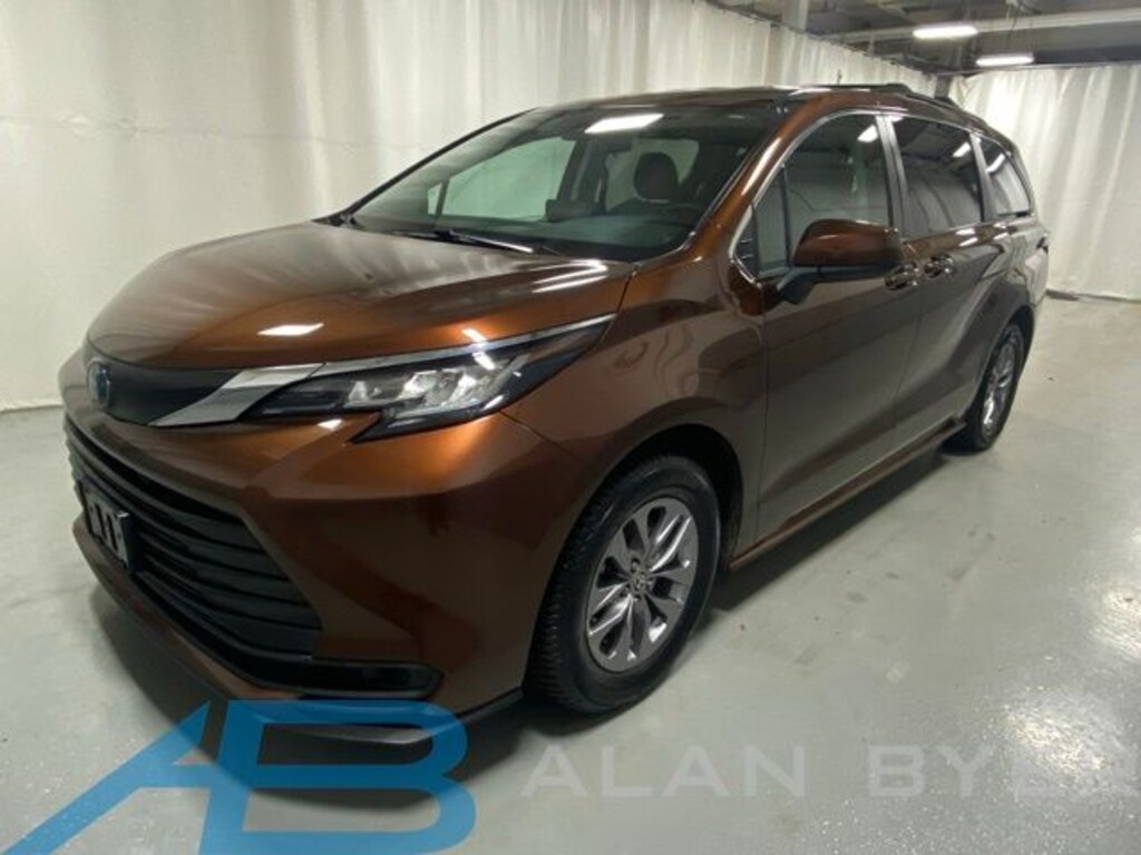 Used 2022 Toyota Sienna LE Minivan/Van