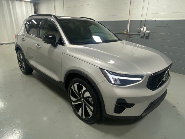 2025 Volvo XC40 Plus photo 4