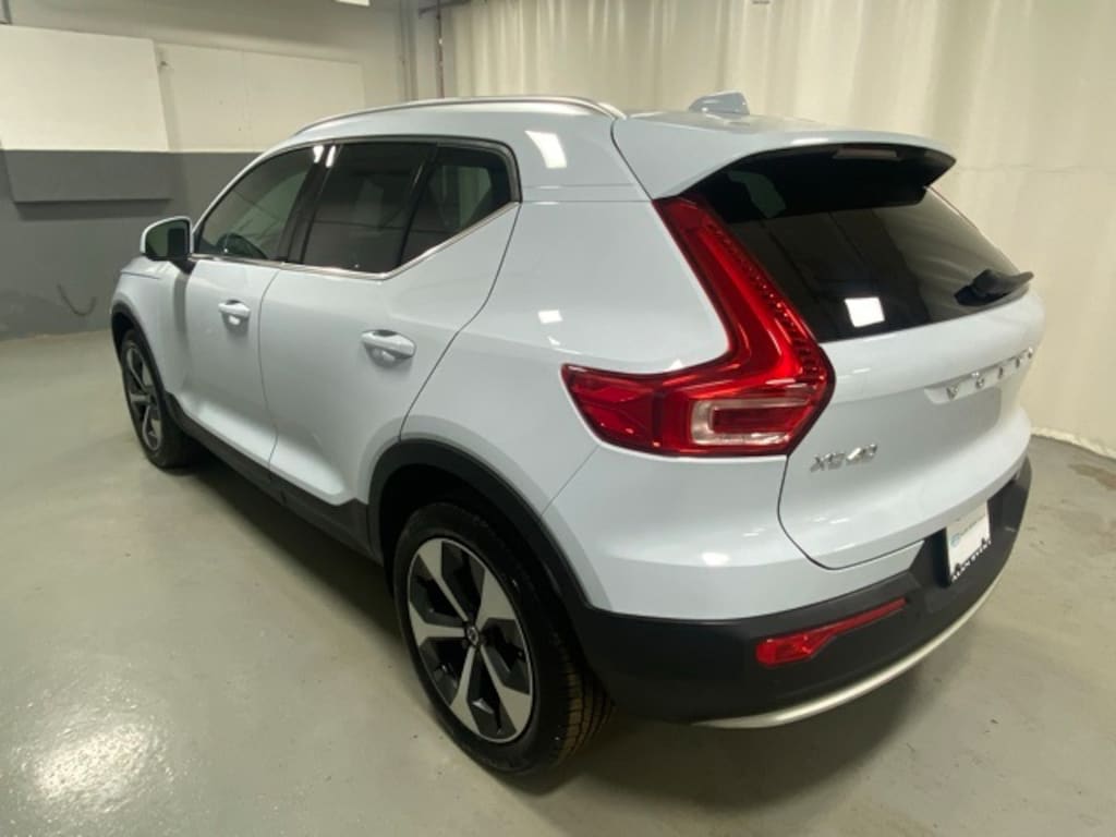 Certified 2025 Volvo XC40 B5 Core SUV