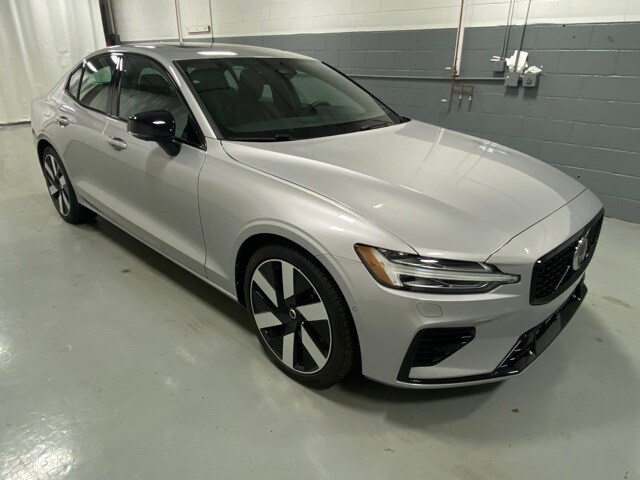 2025 Volvo S60 T8 photo 4