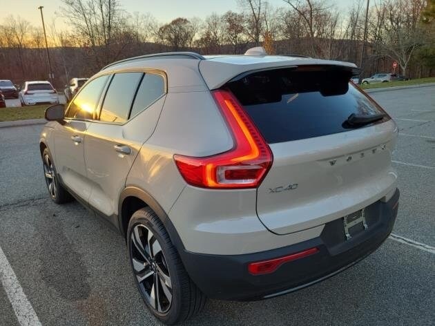 2025 Volvo XC40 photo 4