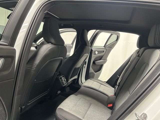 2025 Volvo XC40 Core - Photo 13