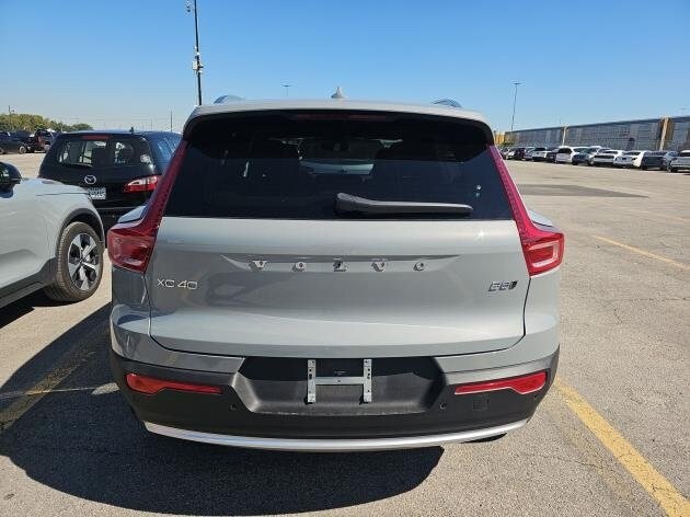 2025 Volvo XC40 Core photo 2