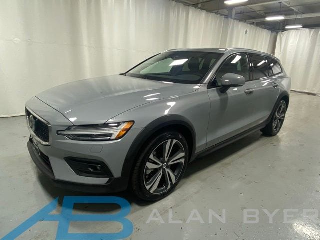 2025 Volvo V60 Cross Country B5 Plus AWD's photo